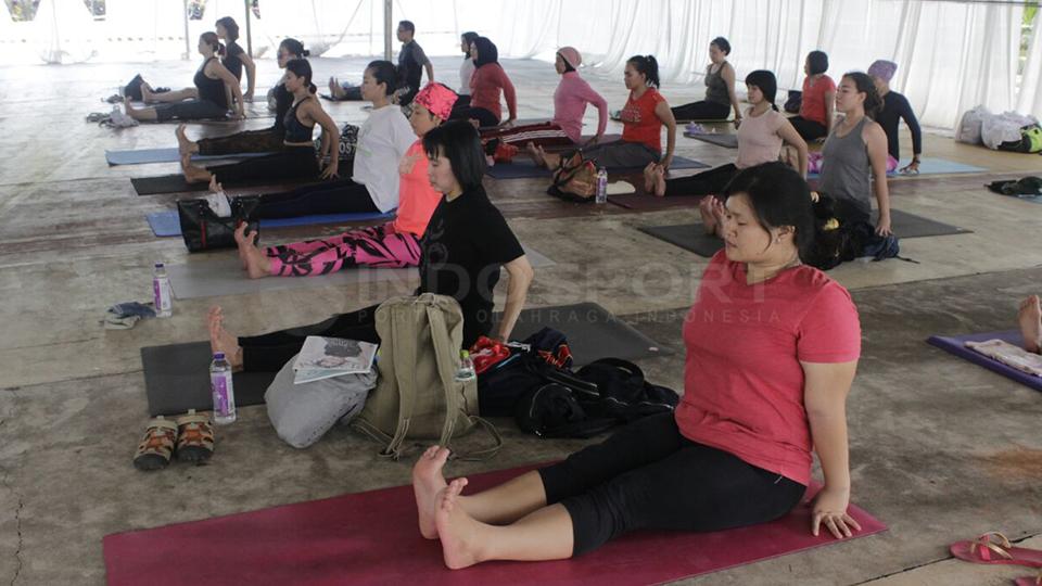 Para peserta Yoga Gembira Festival saat melakukan gerakan untuk mengurangi berat badan.